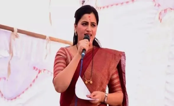 हनुमान चालीसा मामला: एक्शन में गृह मंत्रालय, नवनीत राणा की गिरफ्तारी और बदसलूकी को लेकर उद्धव सरकार से मांगी रिपोर्ट