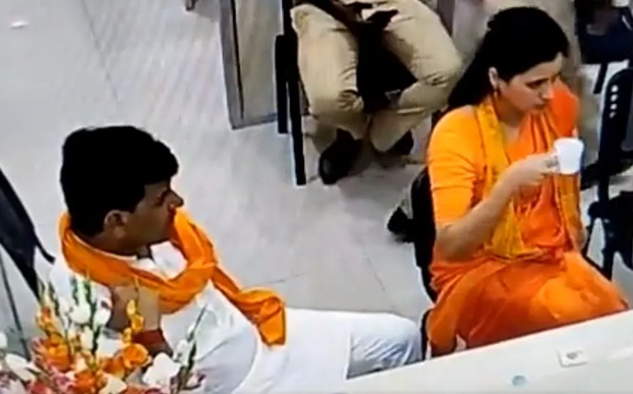 नवनीत राणा ने महाराष्ट्र पुलिस पर लगाए थे फर्जी आरोप!, थाने में पी रही थीं चाय/कॉफी, देखें वीडियो