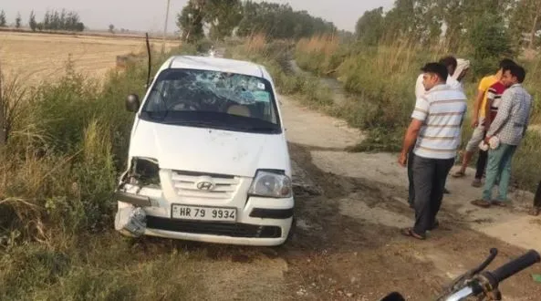 अनियंत्रित होकर कार नहर में गिरी, दो की मौत, 12 साल का बच्चा डूबा, जांच जारी