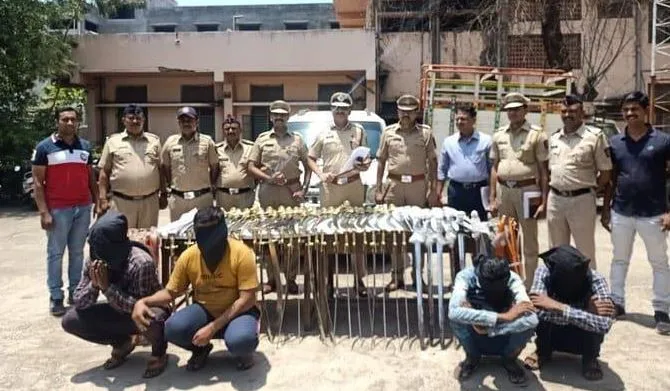 महाराष्ट्र में कार से हथियारों का जखीरा बरामद, 89 तलवारें समेत चार लोगों को दबोचा