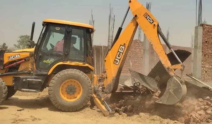 शाहजहांपुर: बिना नक्शे के 10 अवैध निर्माणों पर चला बुलडोजर, हड़कंप