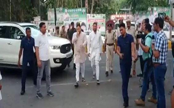 जदयू के दावत-ए-इफ्तार में पहुंचे तेजस्वी और तेजप्रताप, चढ़ा राजनीतिक पारा 