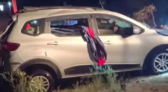 कार रिवर्स करते समय कुएं में जा गिरी, दो बच्चे समेत पिता की मौत