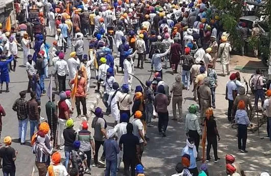 पटियाला: जुलूस निकालने के दौरान दो समुदायों में तनाव के बाद बवाल, पुलिस पर पथराव और तलवारबाजी