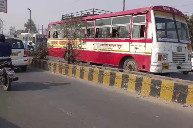 बरेली: सेटेलाइट से बीसलपुर चौराहे तक पुलिस ने की बैरिकेडिंग