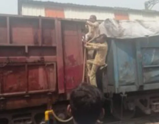 बरेली: मालगाड़ी में लदे कोयले से निकला धुंआ, जंक्शन पर पानी डालकर बुझाया
