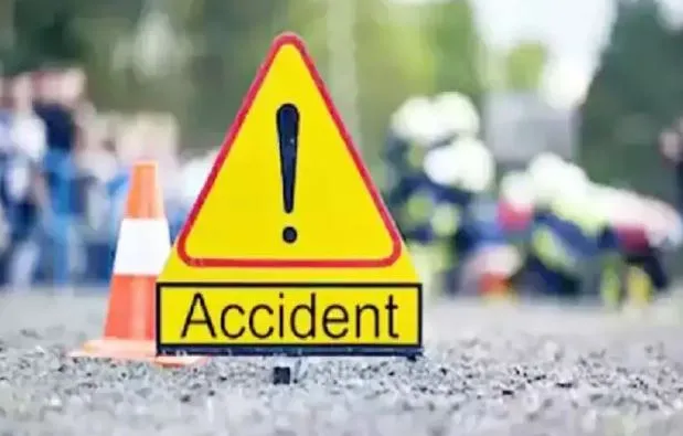 बरेली: तेज रफ्तार कार पेड़ से टकराई दो व्यापारियों की मौत