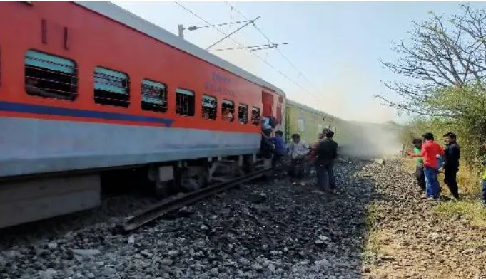 महाराष्ट्र के नासिक के पास ट्रेन हादसा, 11 डिब्बे पटरी से उतरे, कई यात्री घायल