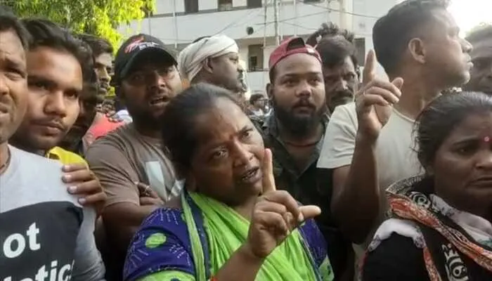 लखनऊ: मेयर से बात करने पहुंची महिला सफाईकर्मी को प्रवर्तन दल के जवान ने मारी लाठी, साथियों ने सड़क पर कूड़ा फेंककर जताया विरोध