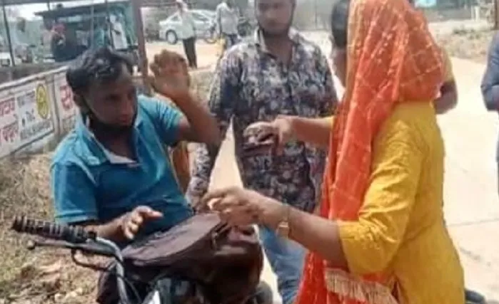 छत्तीसगढ़: अभिनेत्रियों ने की स्पॉट बॉय की चप्पलों से पिटाई, सोशल मीडिया पर वायरल हुआ वीडियो