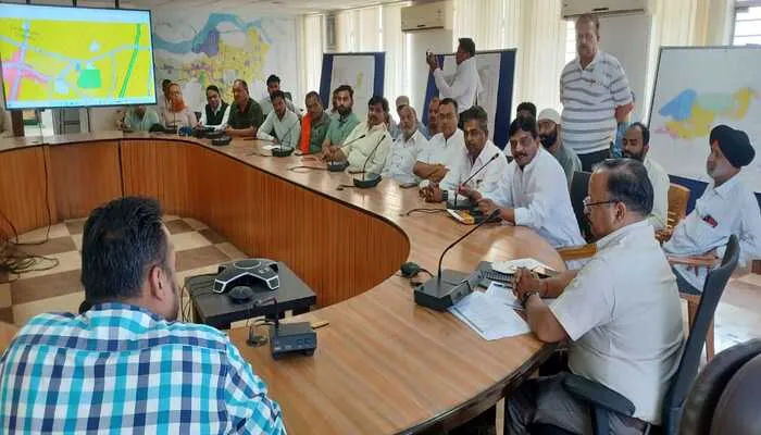 अयोध्या: अविप्रा ने व्यापारी नेता व लोगों के साथ की बैठक, कहा- मास्टर प्लान के अनुसार होगा शहर का विकास