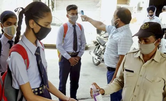 छात्रों, कर्मचारियों को बिना थर्मल स्कैनिंग के स्कूल में प्रवेश न करने दिया जाए: दिल्ली सरकार