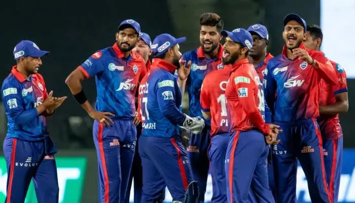 IPL 2022 : दिल्ली कैपिटल्स का विदेशी खिलाड़ी पाया गया कोरोना पॉजिटिव, टीम की पुणे यात्रा में विलंब