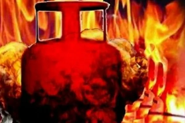 बिजनौर : वेल्डिंग करते गैस सिलेंडर फटा, युवक घायल