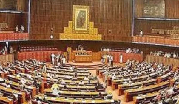 Pakistan Political Crisis : अविश्वास प्रस्ताव पर चर्चा के दौरान तीखी बहस, विदेशी साजिश के मुद्दे पर विपक्ष भड़का