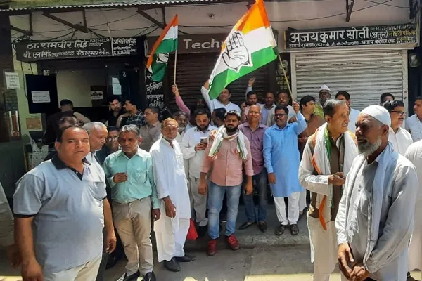 मुरादाबाद : महंगाई के खिलाफ कांग्रेसियों ने कलेक्ट्रेट पर किया प्रदर्शन, राष्ट्रपति के नाम सौंपा ज्ञापन