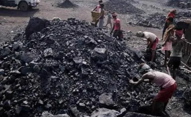 झारखंड: धनबाद में अवैध कोयला खनन के दौरान हादसा, 12 से ज्यादा लोगों के दबने की आशंका