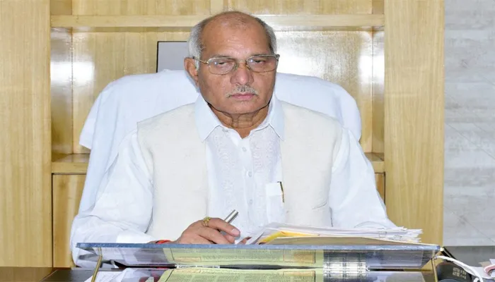 यूपी: आवारा पशु मुद्दे पर बोले पशुधन मंत्री धर्मपाल सिंह- ‘गौमूत्र में होता है गंगाजल दूर होती हैं बाधाएं