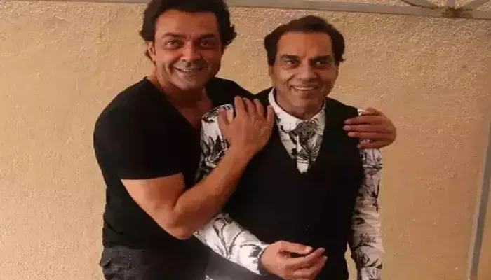 धर्मेंद्र ने बेटे बॉबी देओल संग शेयर की तस्वीर, सोशल मीडिया पर हो रही वायरल