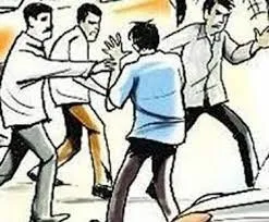 किच्छा: पत्नी संग बस का इंतजार कर रहा था पति, तभी गाली गलौज करते आए कार सवार और…