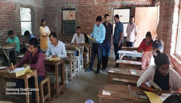 बहराइच: डीएम व एसपी ने परीक्षा केंद्रों का किया निरीक्षण, कहा- प्रश्नपत्रों की गोपनीयता बनाए रखें अधिकारी