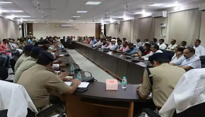इटावा: व्यापार मंडल की पुलिस लाइन में हुई बैठक, SSP ने वाहनों के खिलाफ दिए निर्देश