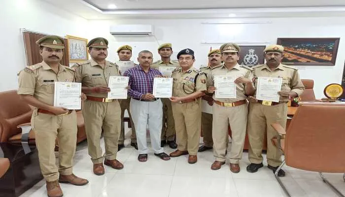 अयोध्या: चुनाव में बेहतर भूमिका निभाने वाले पुलिसकर्मियों को आईजी ने किया सम्मानित