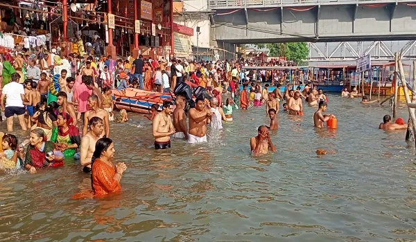 अमरोहा : अमावस्या पर श्रद्धालुओं ने लगाई आस्था की डुबकी, जयकारों से गूंजा गंगा घाट