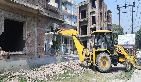 मुरादाबाद में चड्ढा ग्रुप की दो इमारतों पर चला बाबा का बुलडोजर, गैलेक्सी अपार्टमेंट के सामने सड़क पर बने थे फ्लैट्स