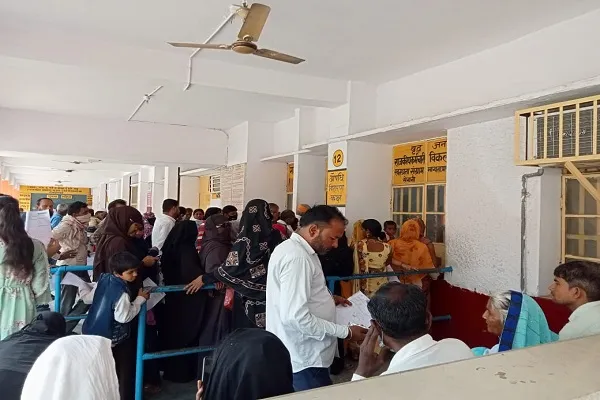मुरादाबाद : आधे दिन की ओपीडी में पहुंचे 1500 से अधिक मरीज, दवा वितरण काउंटर के बाहर लगी कतार