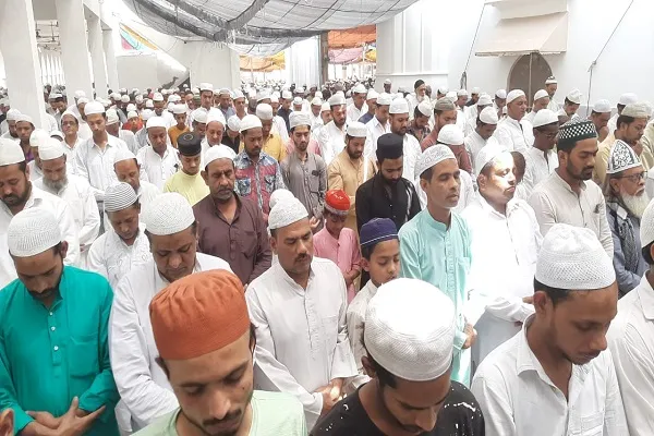 मुरादाबाद : रोजेदारों ने अदा की दूसरे जुमे की नमाज, मांगी देश की तरक्की की दुआ