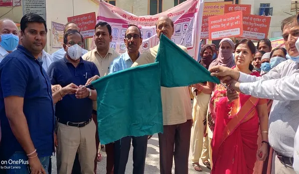 अमरोहा : आज से संचारी रोग नियंत्रण अभियान शुरू, पालिकाध्यक्षा और ईओ ने रैली को हरी झंडी दिखाकर किया रवाना