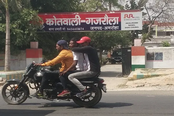 अमरोहा : सड़क सुरक्षा सप्ताह अभियान सिर्फ कागजों में, बिना हेलमेट के खूब दौड़ा रहे बाइक