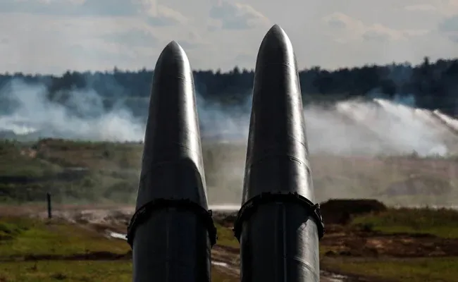 Russia-Ukraine War : रूस ने यूक्रेन की सीमा पर तैनात किया इस्कंदर मिसाइल सिस्टम, डोनेस्टक में रूसी हमले तेज