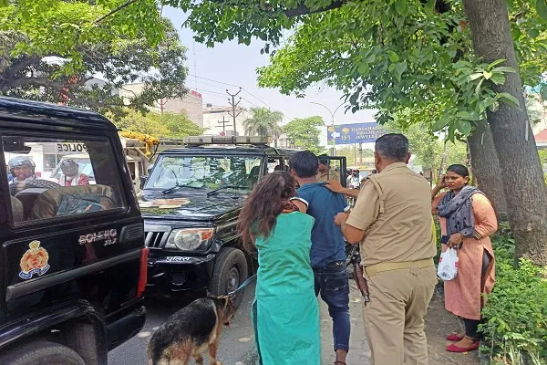 मुरादाबाद : सरेराह युवक ने मंगेतर को पीटा, मौके पर पहुंची पुलिस दोनों को ले गई थाने
