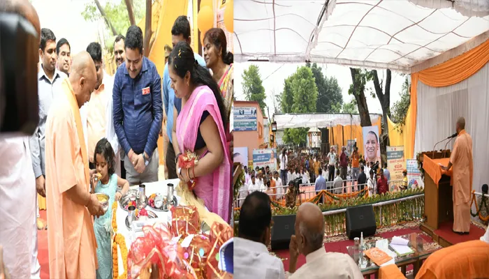 गोरखपुर: PHC जंगल कौड़िया से सीएम योगी ने किया जन आरोग्य मेला का शुभारंभ