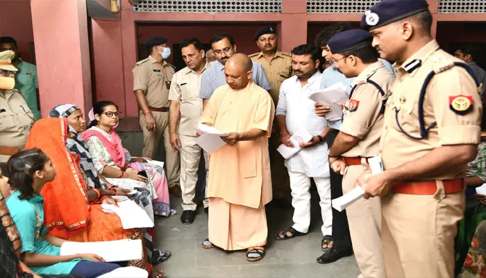 गोरखपुर: सीएम योगी के जनता दर्शन में पहुंचे 500 से अधिक फरियादी, सुनी एक-एक की पीड़ा