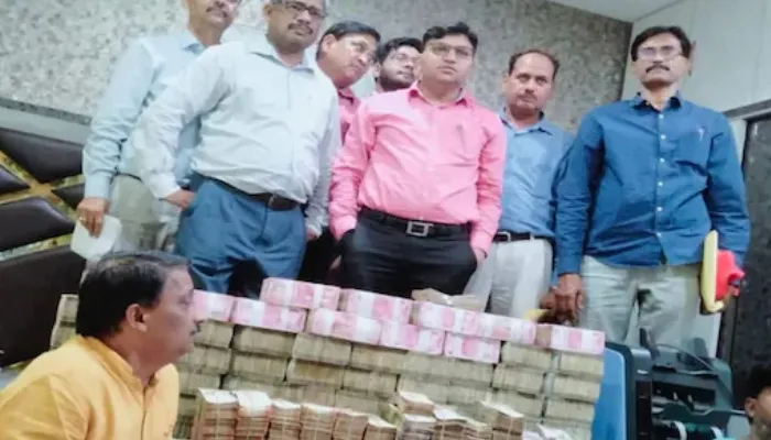 हमीरपुर: गुटखा कारोबारी के घर GST टीम ने मारा छापा, बेड के अंदर मिले करोड़ों रुपए