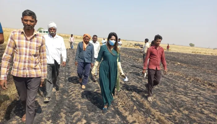 हरदोई: सैकड़ों बीघा गेहूं की फसल जलकर हुई राख, एसडीएम स्वाति शुक्ला ने लिया जायजा