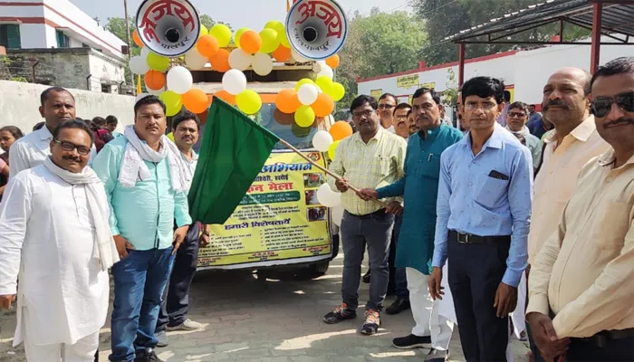 हरदोई: बच्चों ने निकाली नामांकन रैली, ब्लाक प्रमुख धर्मवीर सिंह पन्ने ने दिखाई हरी झंडी
