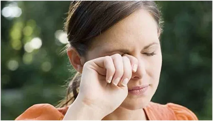 गर्मियों में हीटस्ट्रोक से हो सकती है आंखों में जलन, बचाव के लिए करें यह उपाय