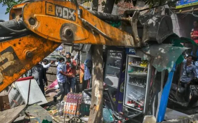 दिल्ली हिंसा: जहांगीरपुरी में बुलडोजर पर सियासी घमासान, जेएनयू और जामिया में होगा प्रदर्शन
