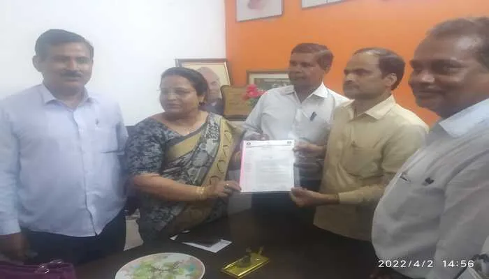 सीतापुर: एसडीएम से नाराज अधिवक्ताओं ने विधायक को सौंपा ज्ञापन, रखीं मांगें