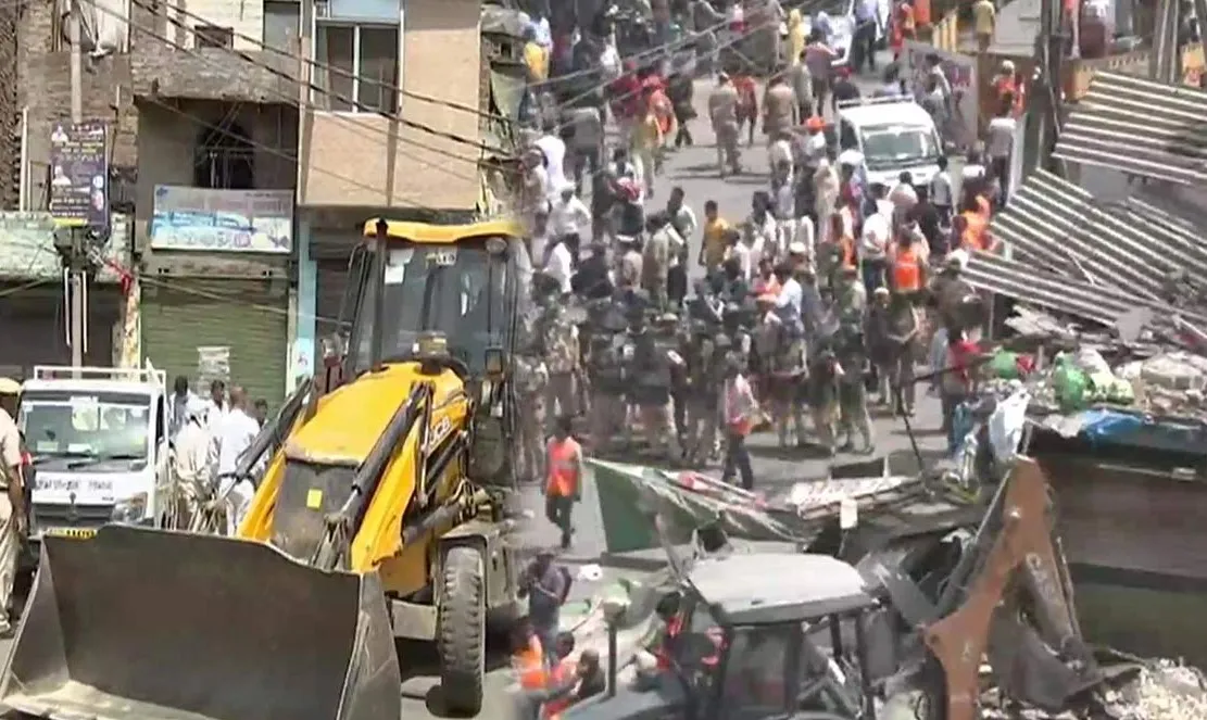 Jahangirpuri Violence: जहांगीरपुरी में सुप्रीम कोर्ट की रोक के बाद भी तोड़फोड़ की कार्रवाई जारी