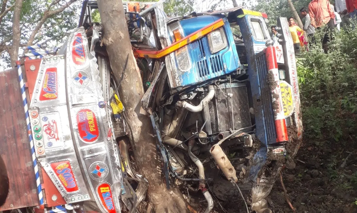 लखीमपुर-खीरी: पलटे ट्रक में दबे चालक समेत तीन युवक, सात घंटे रेस्क्यू चलाकर बचाई जान