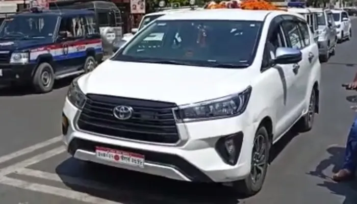 कानपुर: एस्कॉर्ट ने ट्रैफिक नियम तोड़ा, मंत्री ने गाड़ी रोकी