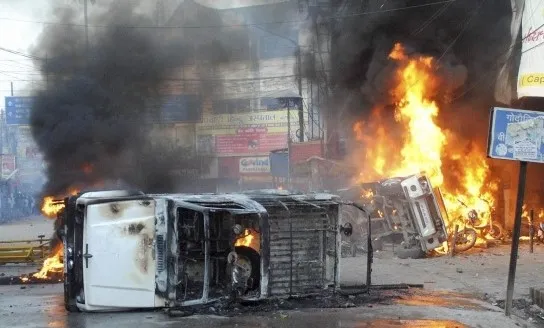 हिंसाग्रस्त खरगोन और सेंधवा में फिर से आगजनी, शरारती तत्वों ने दो बसों, एक कार और दुकान में लगाई आग