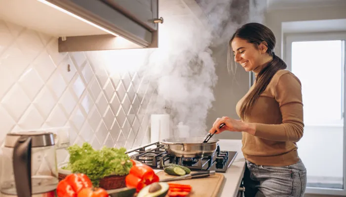 Home Cooking Tips: गर्मियों में खाना बनाते टाइम होती है दिक्कत, तो फॉलो करें यह इजी टिप्स