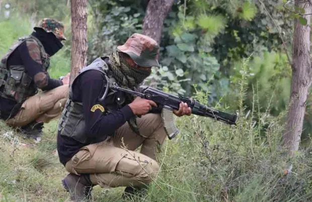 जम्मू-कश्मीर: आतंकवादियों के साथ मुठभेड़ में एक जवान शहीद, तीन घायल, दो दिन बाद यहां आने वाले हैं पीएम मोदी