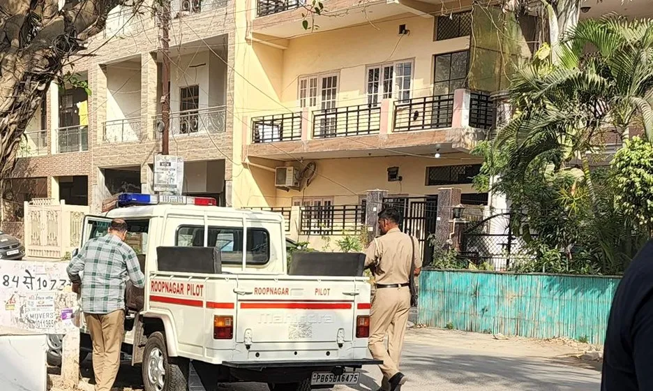 कुमार विश्वास के घर पहुंची पंजाब पुलिस, पूर्व नेता ने ट्वीट कर भगवंत मान को दी चेतावनी